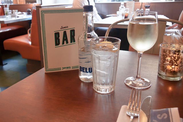 vasos de agua bar