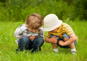 Niños explorando