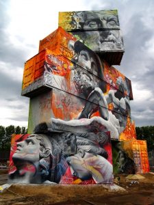 Pintada_sobre_contenedores_apilados