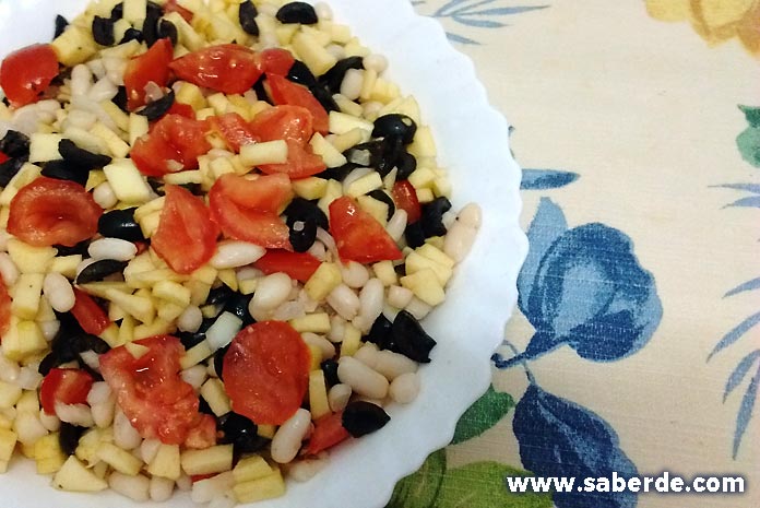 "Receta de la ensalada de alubias y manzana. Cocina facil. Verano. Recetas"