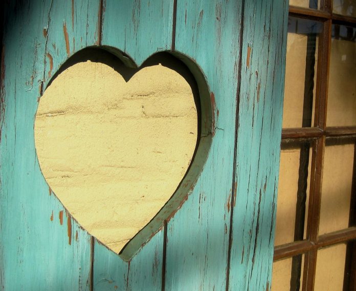 puerta-madera-corazón-color-mint puerta-madera-corazón-color-mint